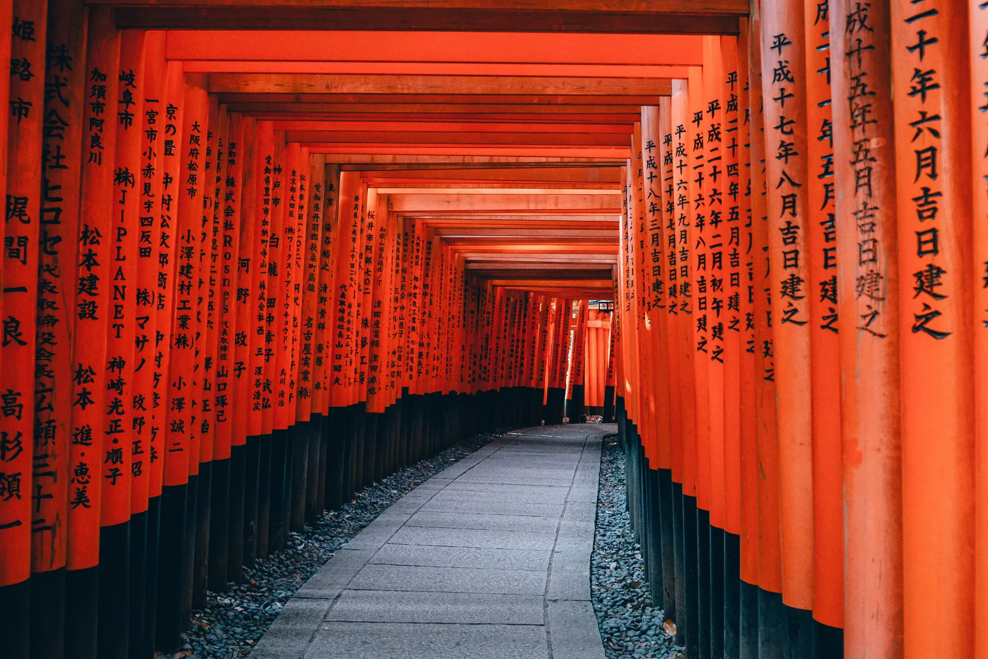 gray pathway between red and black wooden pillar photo – Free Japan Image on Unsplash